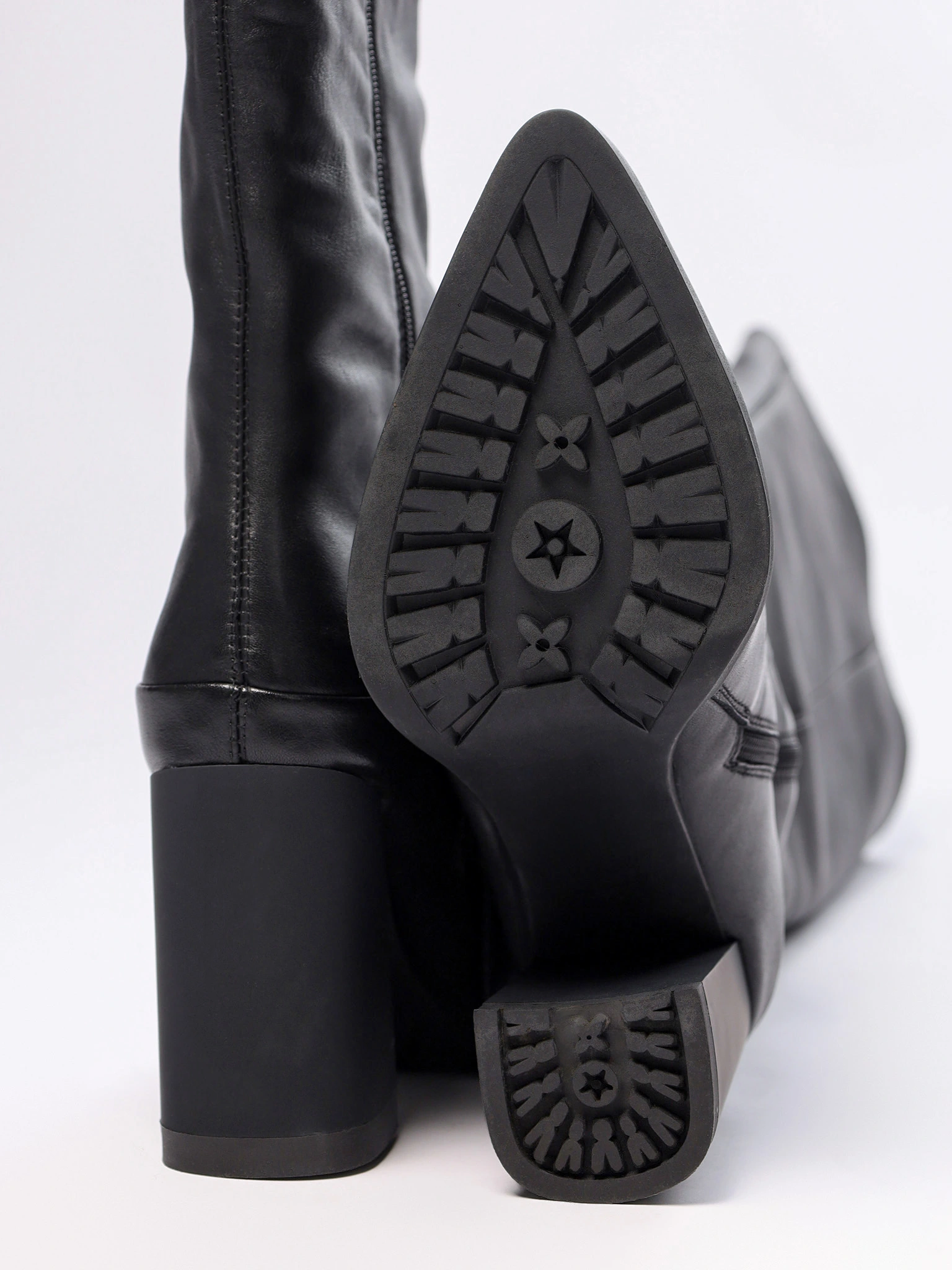 Сапоги черного цвета на высоком каблуке